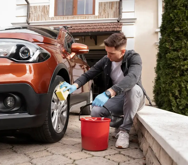Lavage auto à domicile Châlette-sur-Loing : professionnel intervenant sur un véhicule